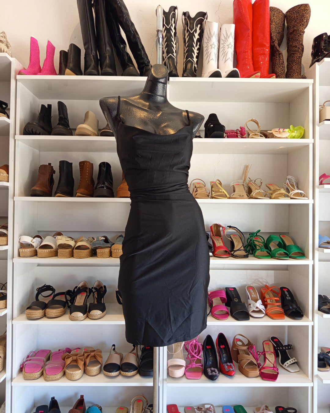 S0257 VESTIDO CORTO NEGRO, ESCOTE DRAPEADO, DE TIRANTES