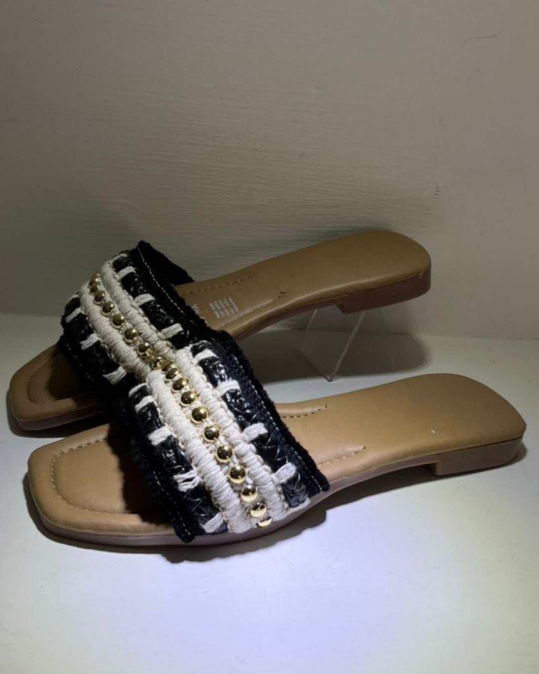 SAN-5031 SANDALIAS TEJIDAS COLOR NEGRO CON APLICACIONES DORADAS