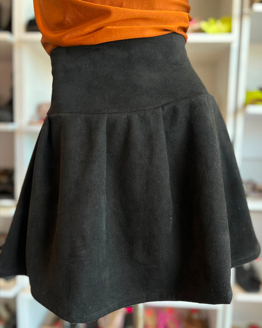 S0132 FALDA DE GAMUZA STRETCH, COLOR NEGRO CON PEQUEÑOS PASTELONES