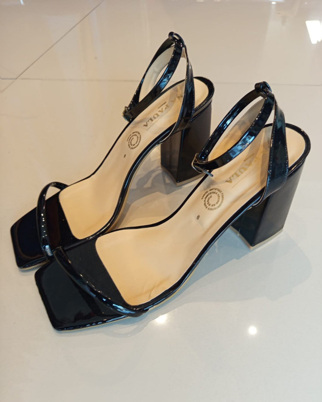 ZAP-2034 ZAPATILLAS DE CHAROL NEGRO CON PULCERA