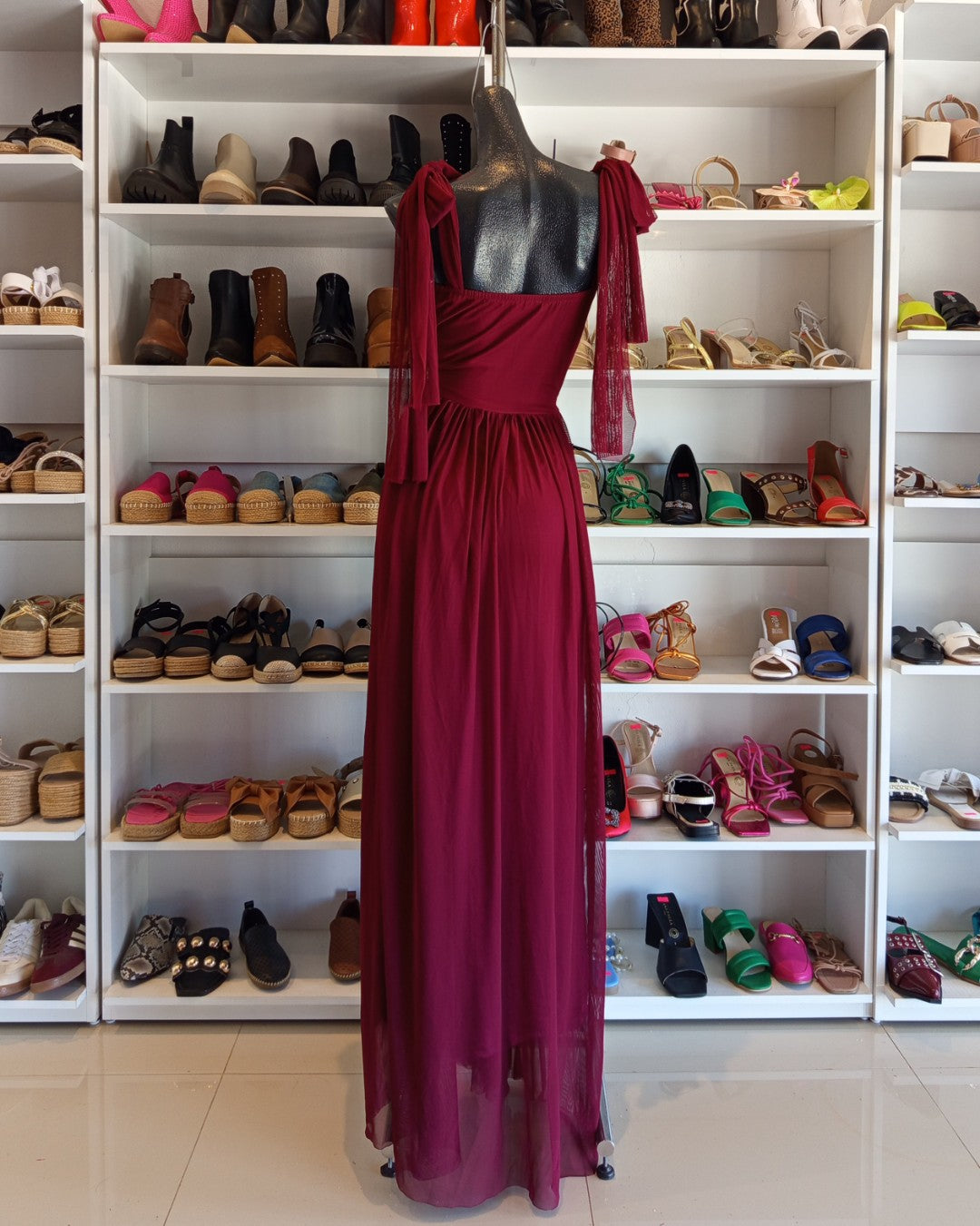 S0204 VESTIDO TINTO LARGO, DE TULL CON TIRANTES DE MOÑO