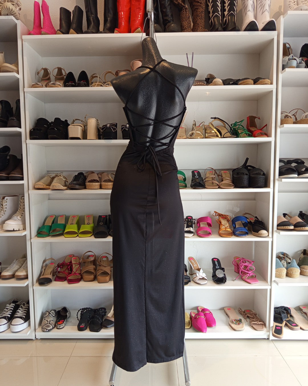 VESTIDO NEGRO CON LIGERO GLITTER NEGRO, CON ABIERTA PRONUNCIADA EN LA PIERNA