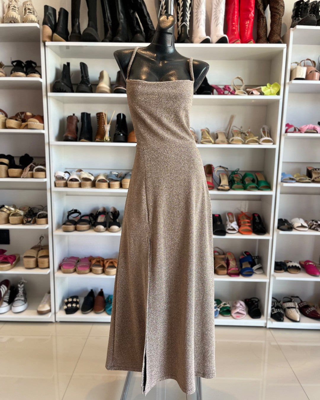 S0268 VESTIDO LARGO DE GLITTER, COLOR CHAMPAGNE, FALDA LINEA A CON ABIERTA