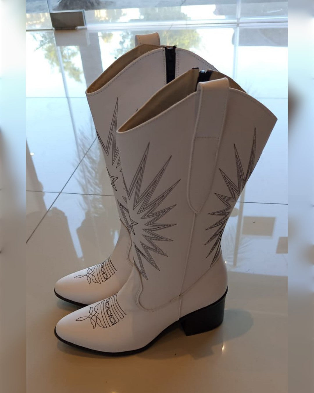 BO-0021 BOTAS LARGAS BLANCAS CON BORDADO DE ESTRELLA EN HILO NEGRO