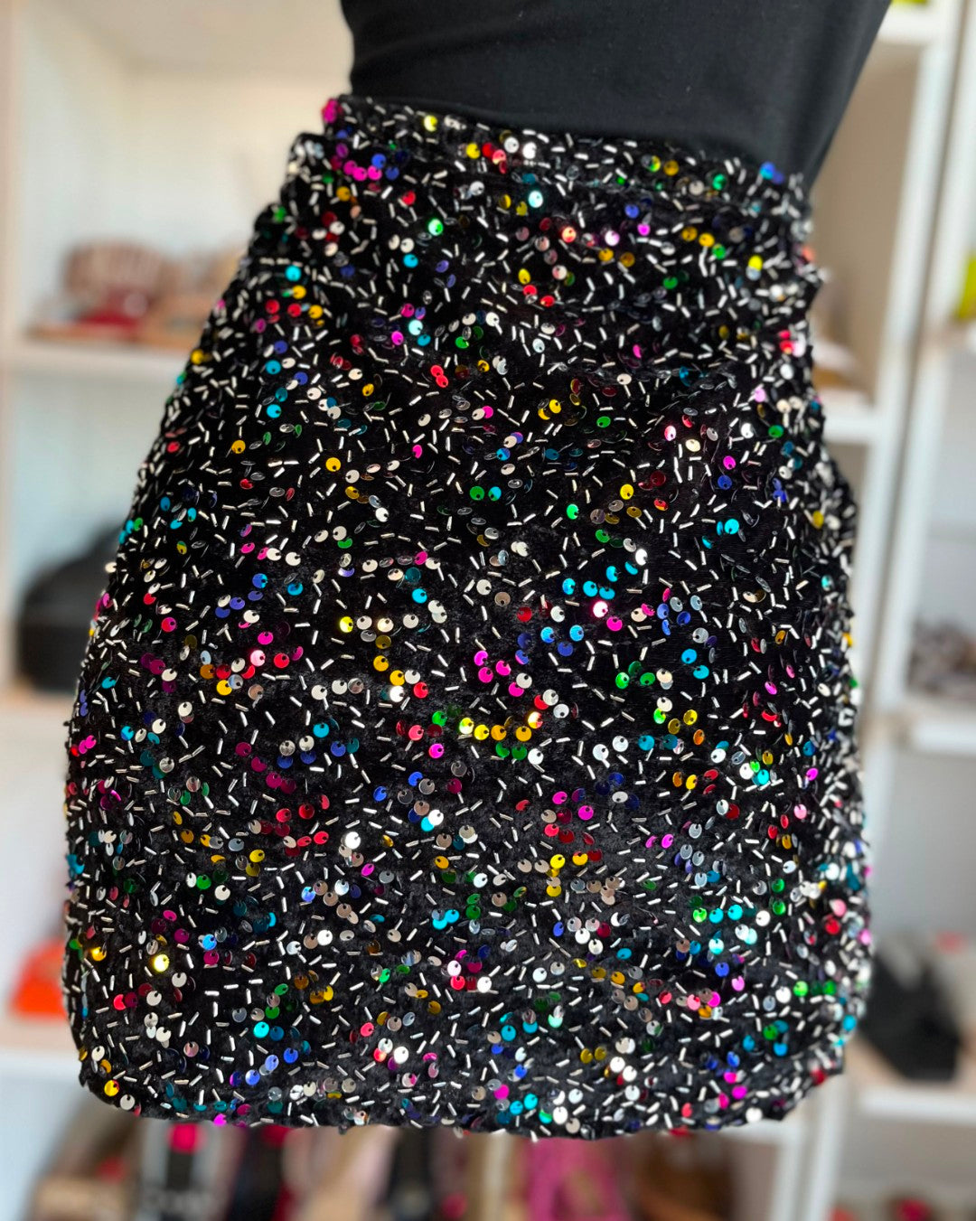 S0123 FALDA DE LENTEJUELAS DE COLORES SOBRE TERCIOPELO NEGRO CON STRETCH