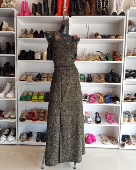 S0036 VESTIDO NEGRO CON GLITTER DORADO, CON TIRAS CRUZADAS EN LA ESPALDA, MANGA CAÍDA Y FALDA LÍNEA A CON ABIERTA