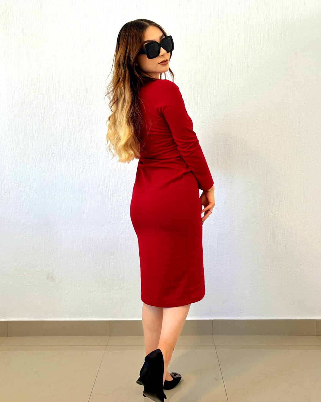 S0250 VESTIDO MIDI CORTE LAPIZ CON MANGA LARGA Y ESCOTE CUADRADO COLOR ROJO