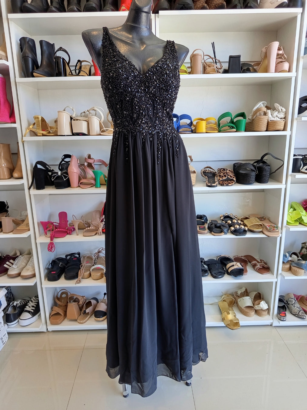 VESTIDO NEGRO CON APLICACIÓN