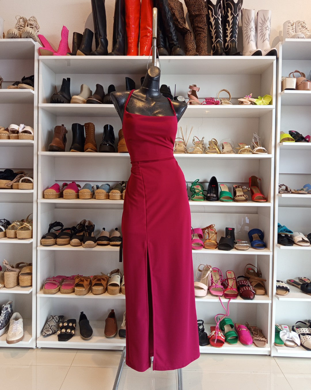 S0219 VESTIDO TINTO LARGO, CON TIRAS CRUZADAS EN LA ESPALDA Y FALDA CON ABIERTA