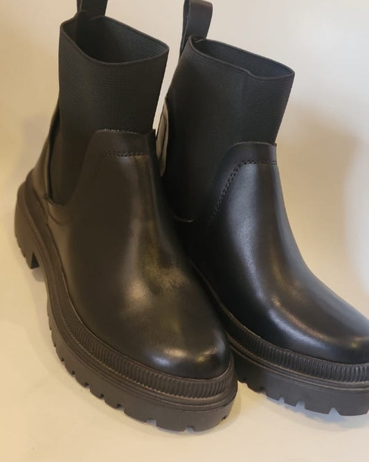 BOTAS NEGRAS CON ELÁSTICO