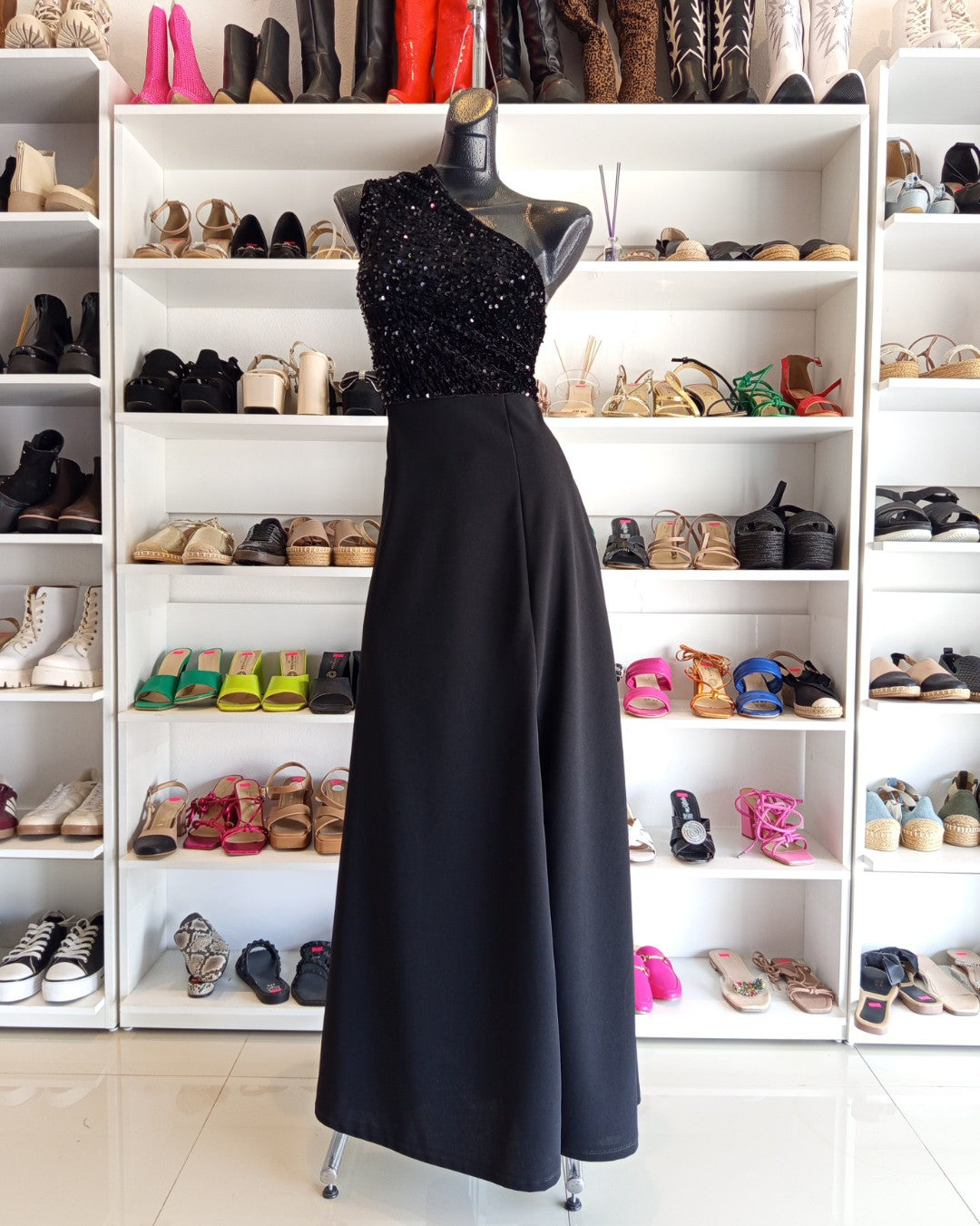 VESTIDO NEGRO LARGO, ASIMÉTRICO CON UN SÓLO HOMBRO, LENTEJAS EN EL PETO, ABIERTA EN LA FALDA