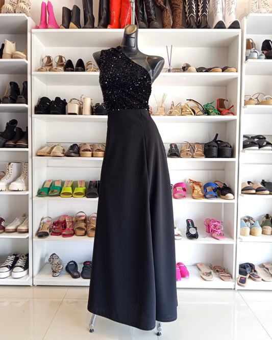 S0006 VESTIDO NEGRO LARGO, ASIMÉTRICO CON UN SÓLO HOMBRO, LENTEJAS EN EL PETO, ABIERTA EN LA FALDA