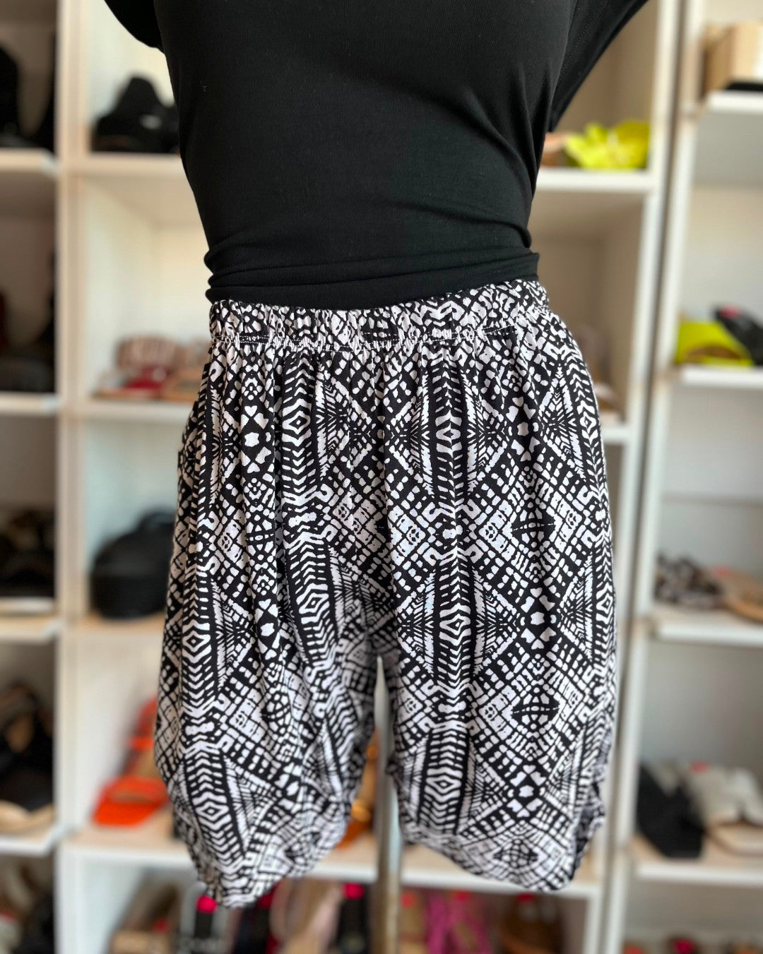 S0130 SHORT ESTAMPADO  NEGRO CON BLANCO