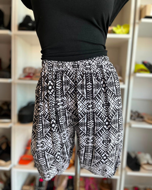 S0130 SHORT ESTAMPADO  NEGRO CON BLANCO