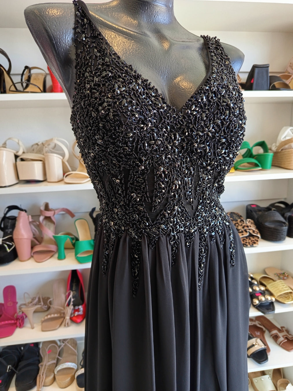 VESTIDO NEGRO CON APLICACIÓN