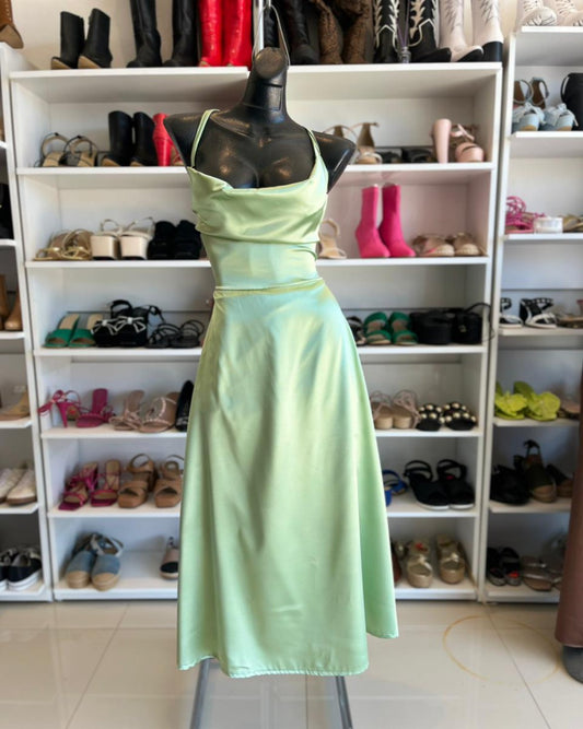 VESTIDO MIDI, VERDE OLIVO SATINADO CON TIRAS EN LA ESPALDA