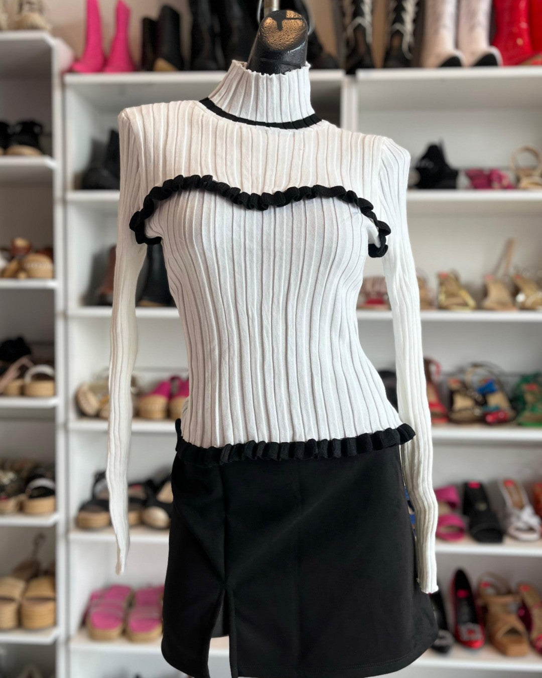 S0235 BLUSA TIPO SUÉTER BLANCO CON NEGRO, MANGA LARGA Y CUELLO ALTO