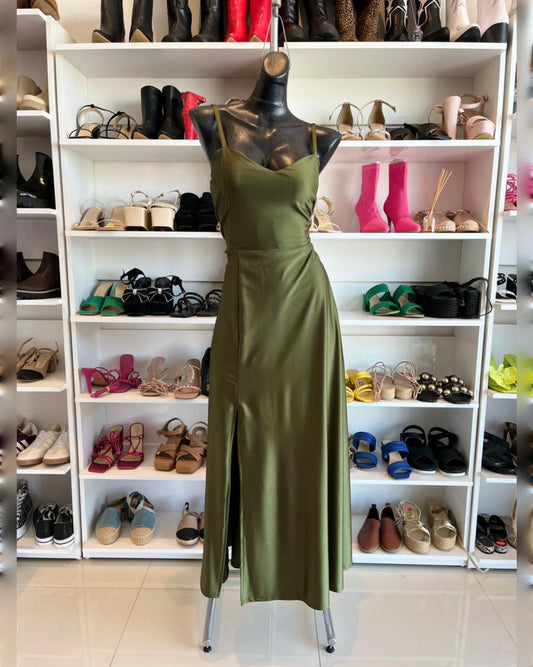 VESTIDO VERDE MILITAR LARGO, FALDA LÍNEA A CON ABIERTA EN LA PIERNA DE TIRANTES
