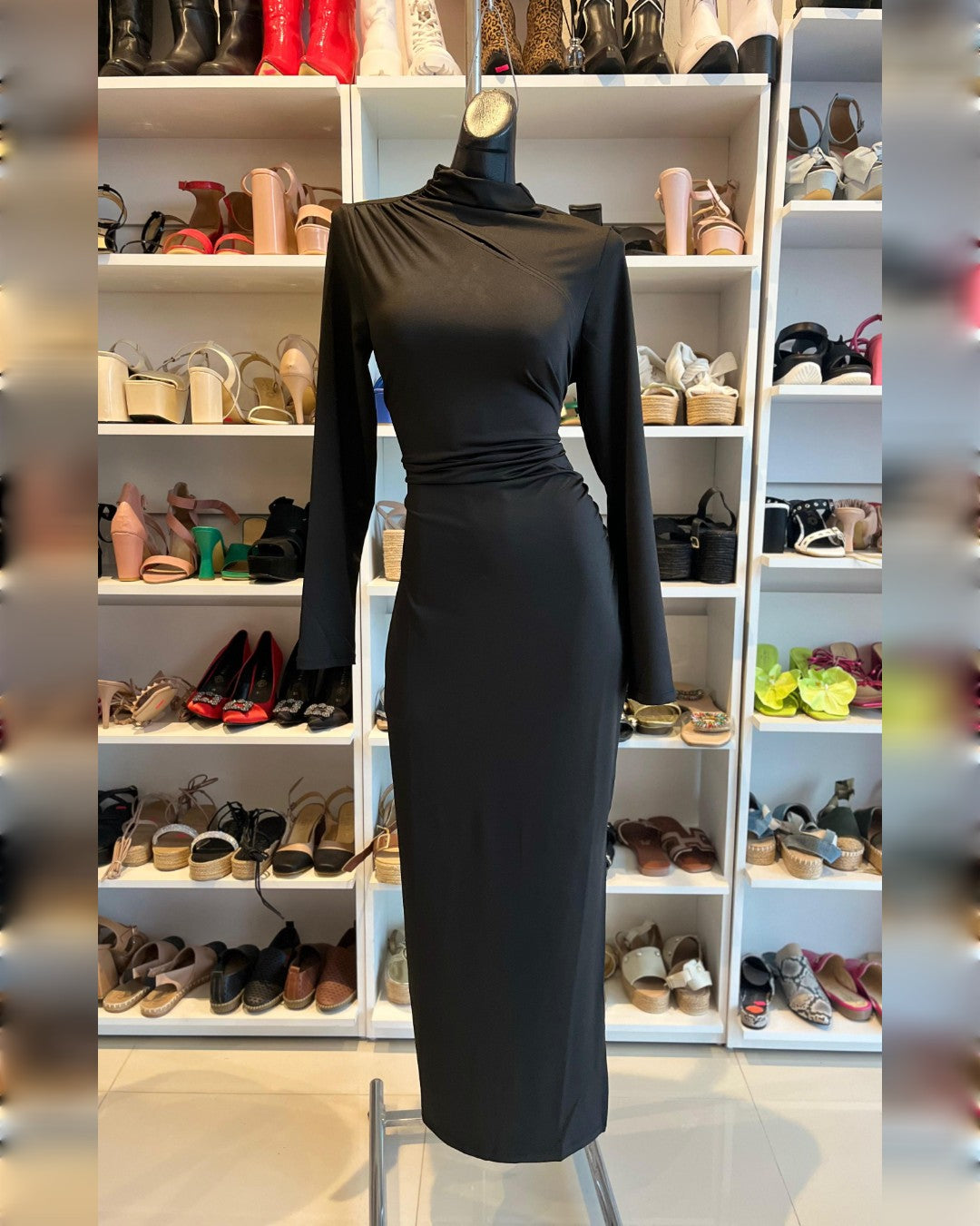 VESTIDO NEGRO LARGO CON MANGA LARGA