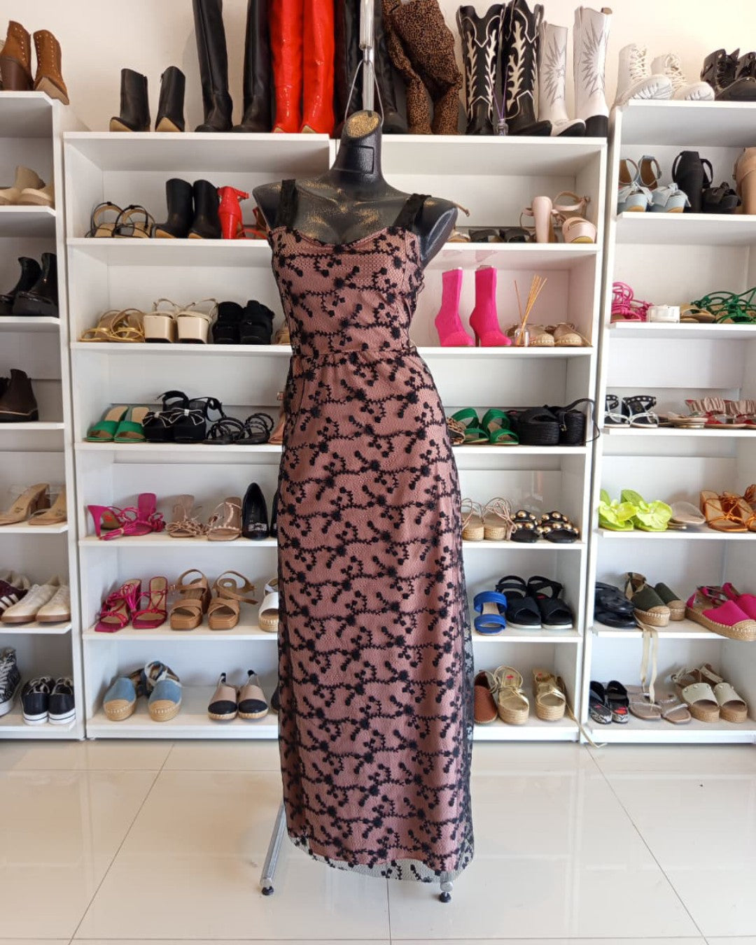 VESTIDO ROSA PALO CON TULL NEGRO DE FLORES PEQUEÑAS