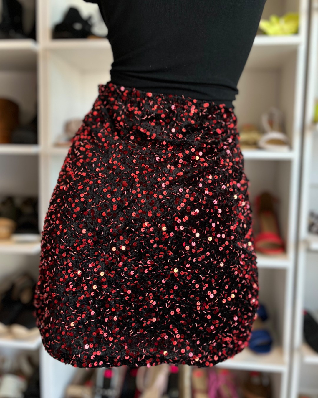 S0127 FALDA DE LENTEJUELAS ROJAS CON FONDO DE TERCIOPELO NEGRO STRETCH