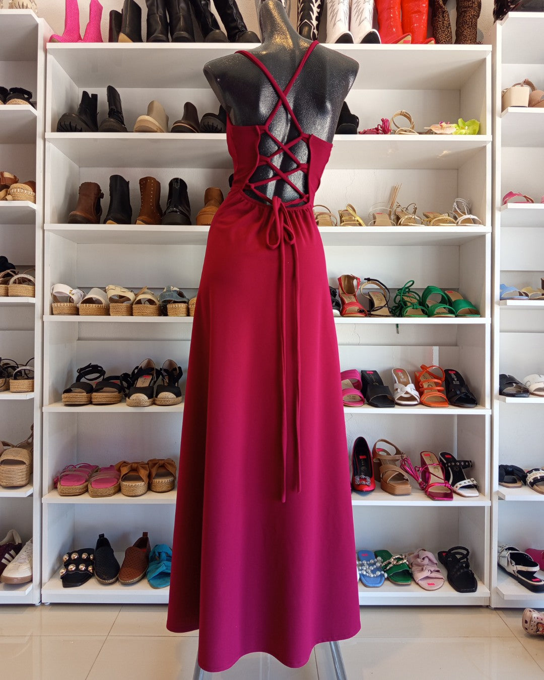 S0254 VESTIDO LARGO COLOR TINTO, CON FALDA LÍNEA A Y TIRAS CRUZADAS EN LA ESPALDA