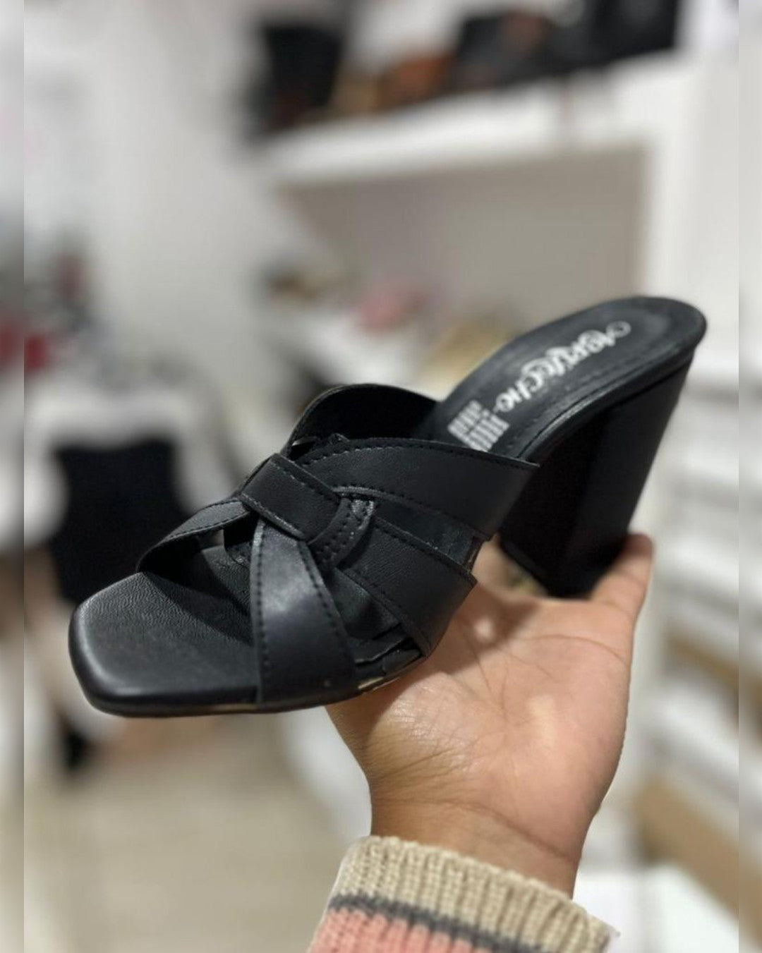 ZAPATILLAS NEGRAS CON CIRCULO