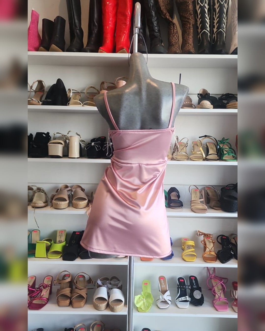 VESTIDO ROSA PALO SATINADO, CORTO, DE TIRANTES