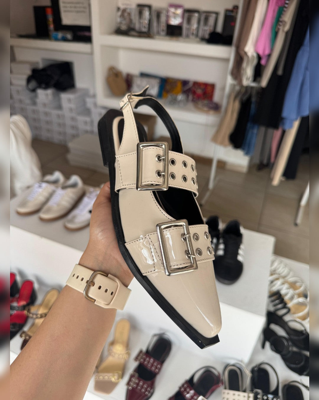 VAL-0112 VALERINAS DE CHAROL COLOR BEIGE CON HEBILLAS