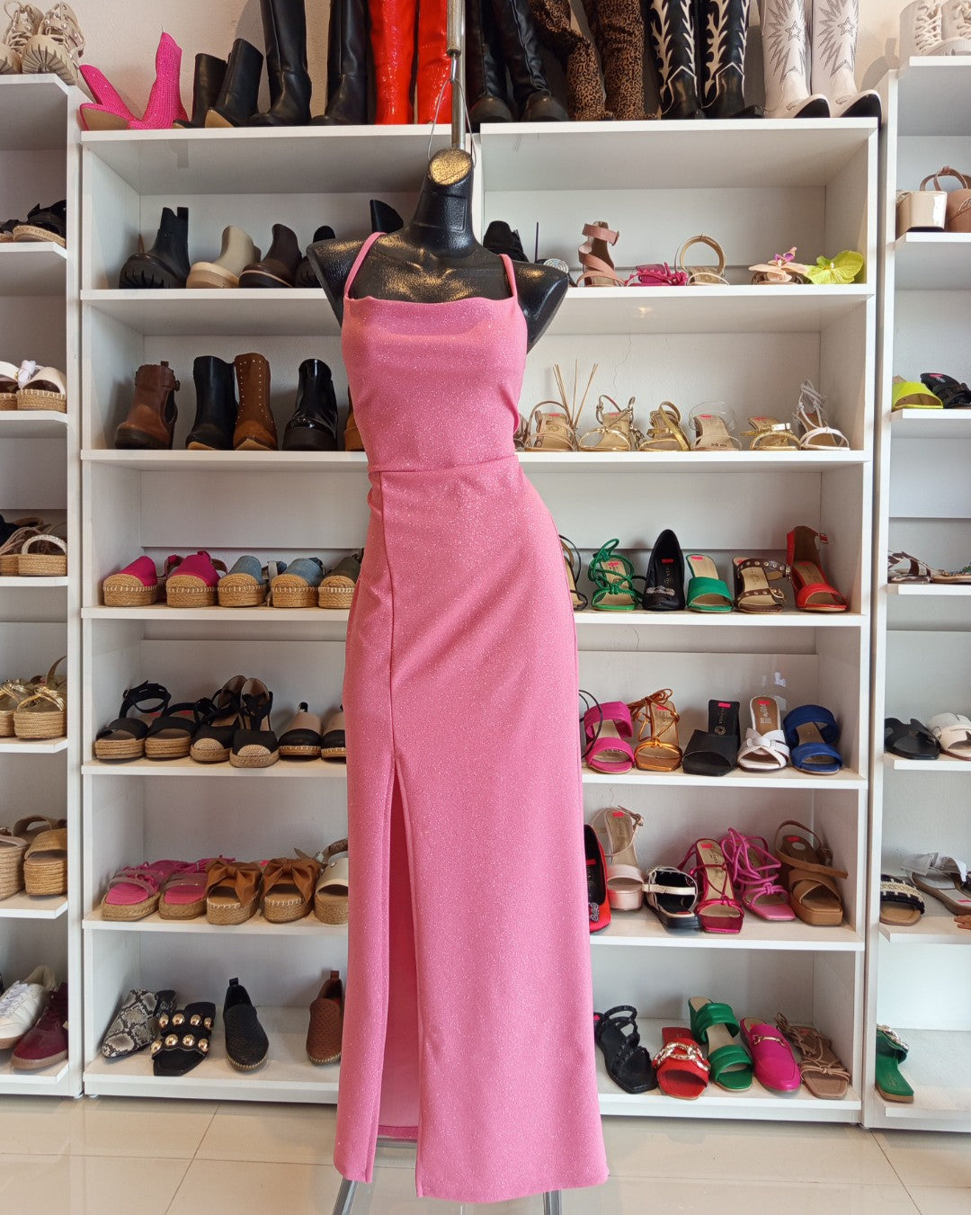 S0222 VESTIDO LARGO, ROSA PALO CON GLITTER PLATA, CON TIRAS CRUZADAS EN LA ESPALDA Y ABERTURA EN LA PIERNA