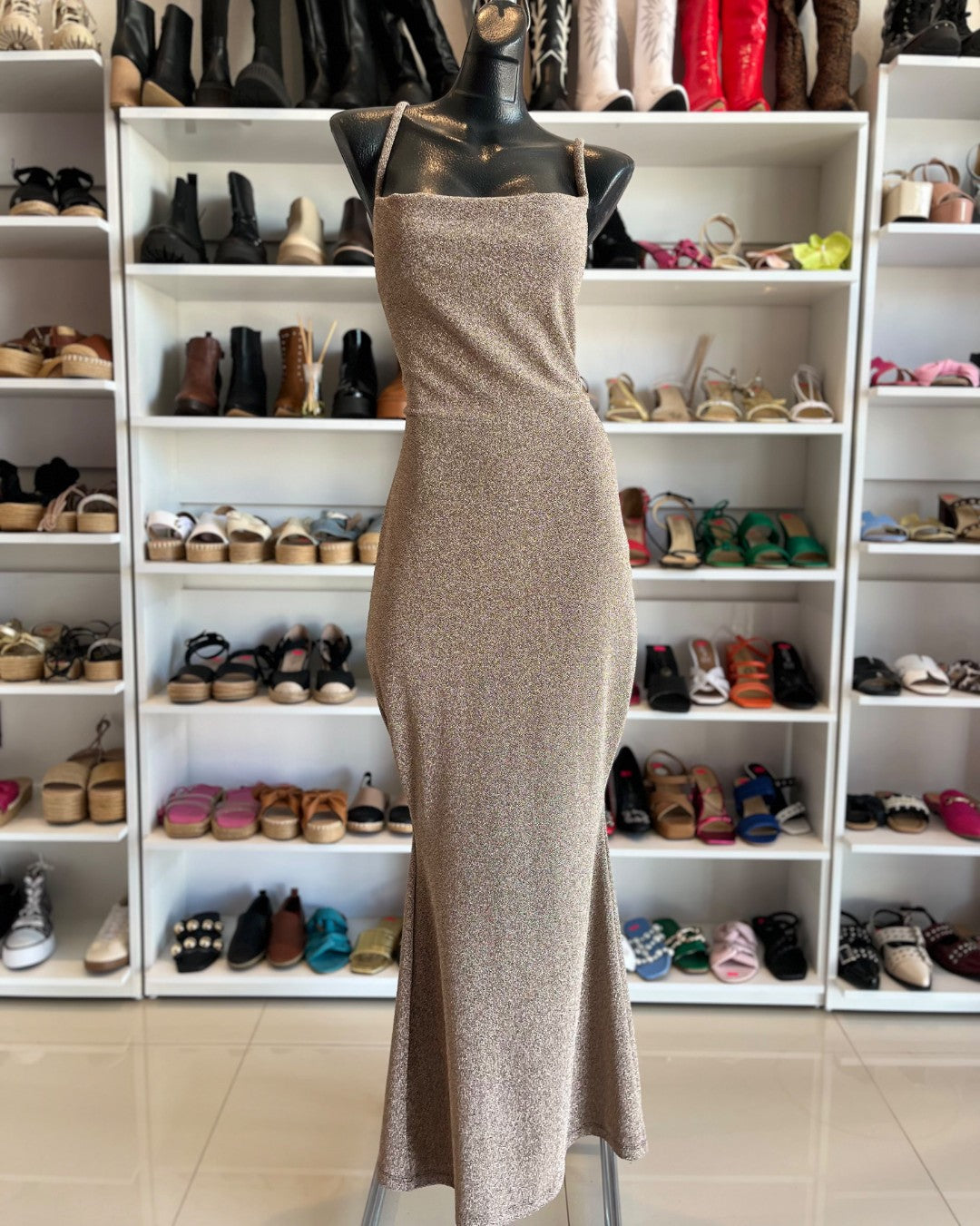 S0266 VESTIDO LARGO DE GLITTER, COLOR CHAMPAGNE, CORTE SIRENA