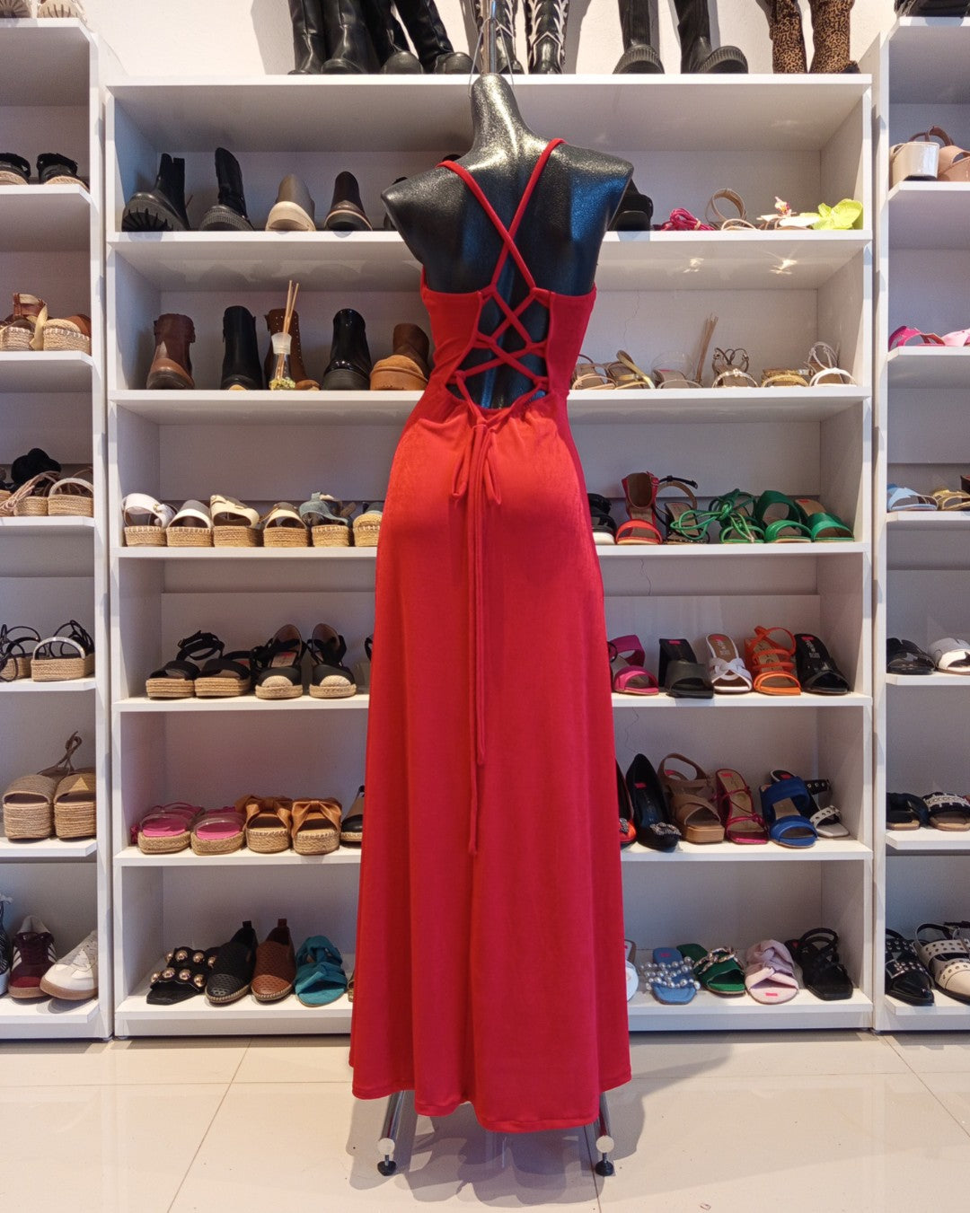 S0272 VESTIDO LARGO, COLOR ROJO, FALDA LÍNEA A, CON ABIERTA