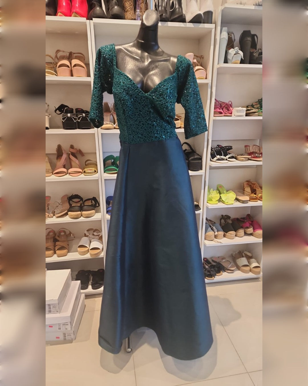 VESTIDO VERDE ESMERALDA LARGO CON MANGA TRES CUARTOS