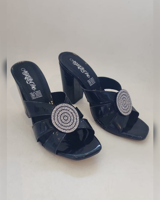 ZAPATILLAS NEGRAS CON CÍRCULO PLATA