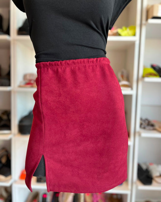S0129 FALDA DE TERCIOPELO STRETCH, DE COLOR TINTO CON ABERTURA EN LA PIERNA