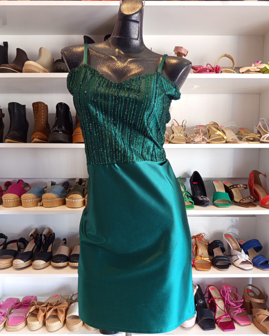 S0145 VESTIDO VERDE ESMERALDA, CORTO, DE TIRANTES