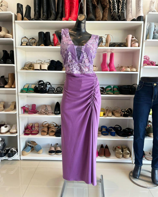 VESTIDO LILA CON APLICACIONES DE LENTEJUELAS, SIN MANGA, CON ABIERTA DRAPEADA EN LA PIERNA