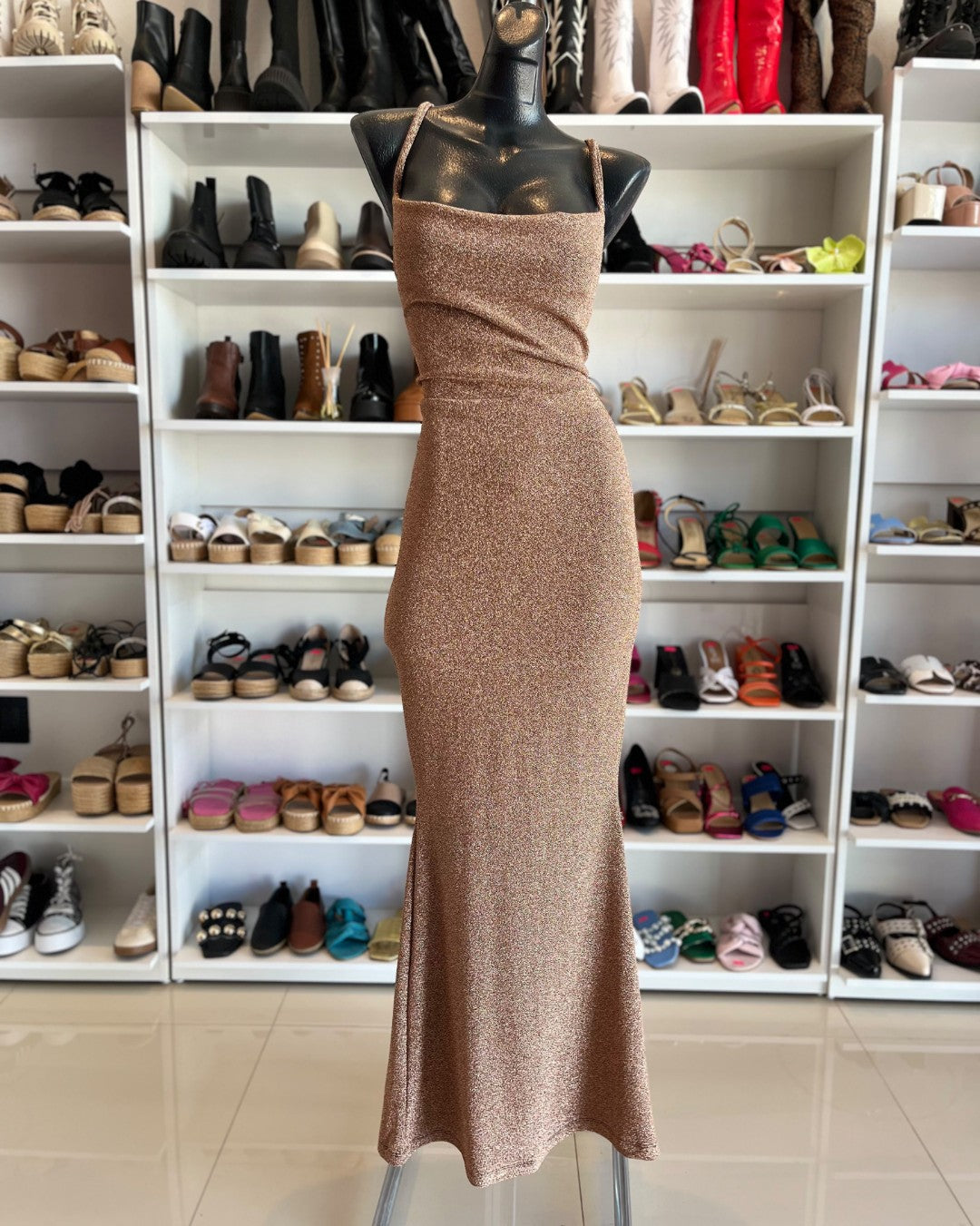 S0267 VESTIDO LARGO DE GLITTER, COLOR CHAMPAGNE OBSCURO, CORTE SIRENA