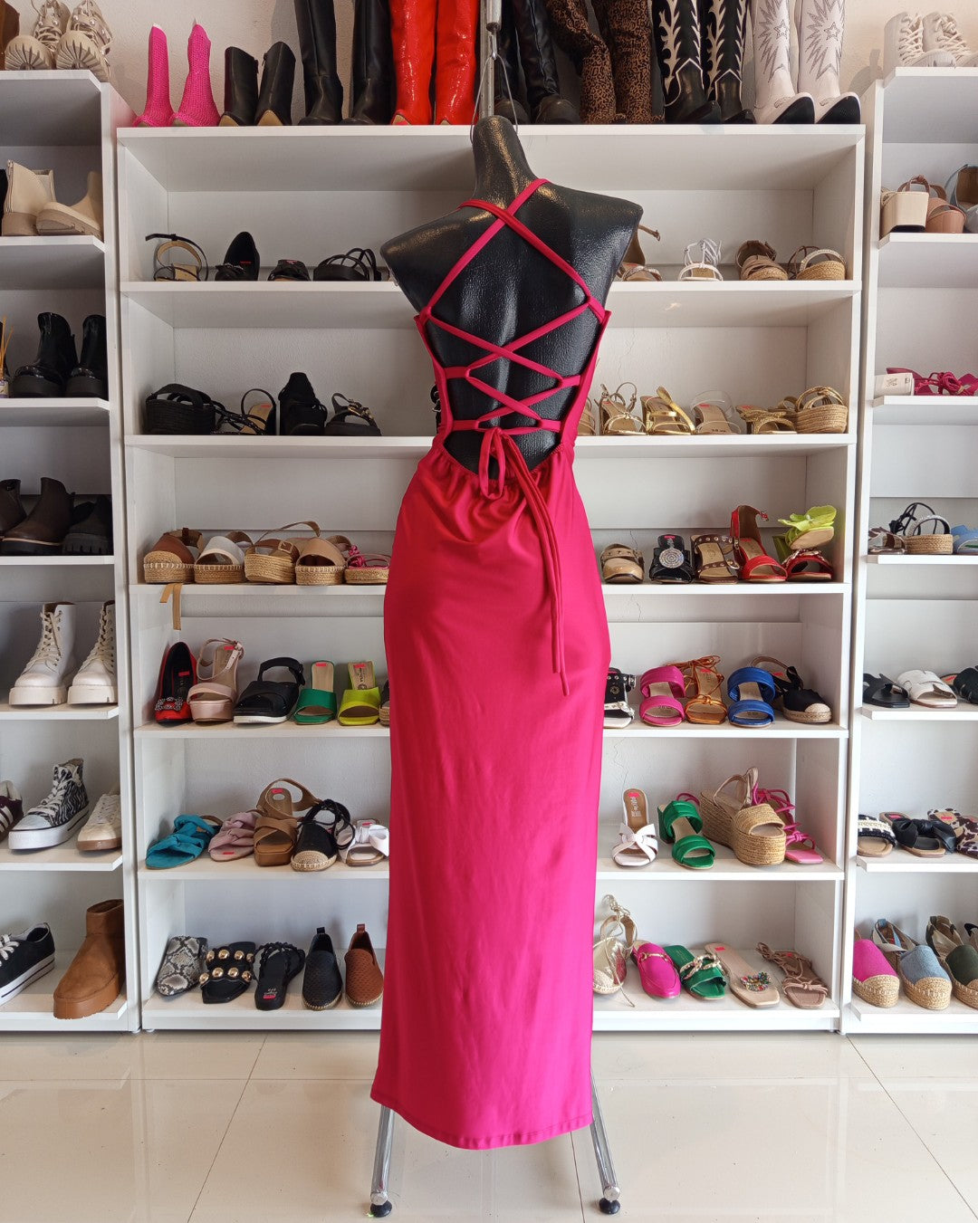 S0120 VESTIDO LARGO ROSA CON TIRAS CRUZADAS EN LA ESPALDA Y FALDA LINEAL CON ABIERTA