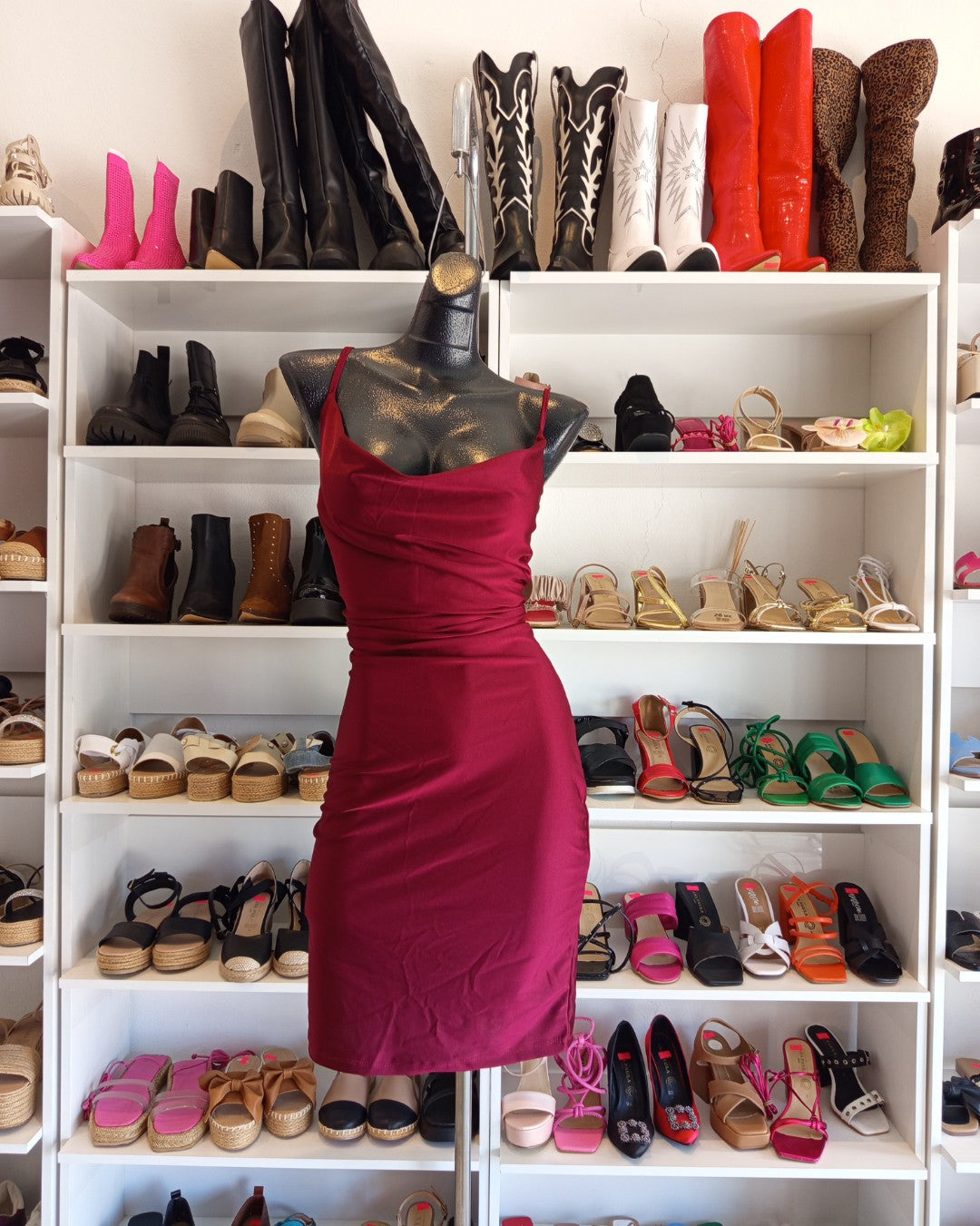 S0258 VESTIDO CORTO TINTO, ESCOTE DRAPEADO DE TIRANTES