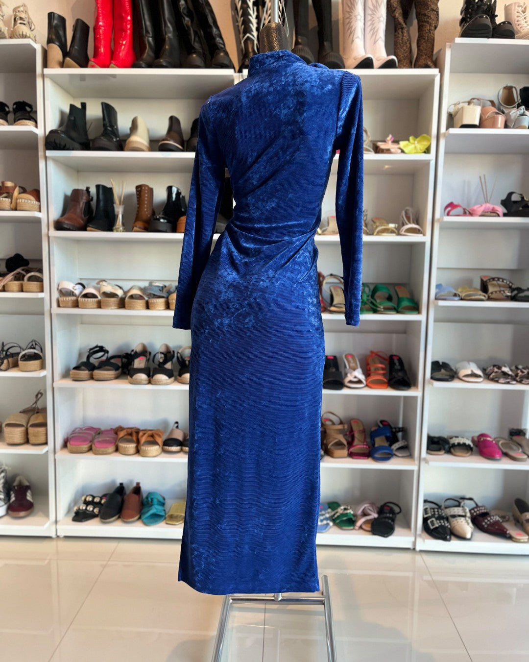 S0275 VESTIDO LARGO COLOR AZUL REY, DE TERCIOPELO,CON MANGAS LARGAS