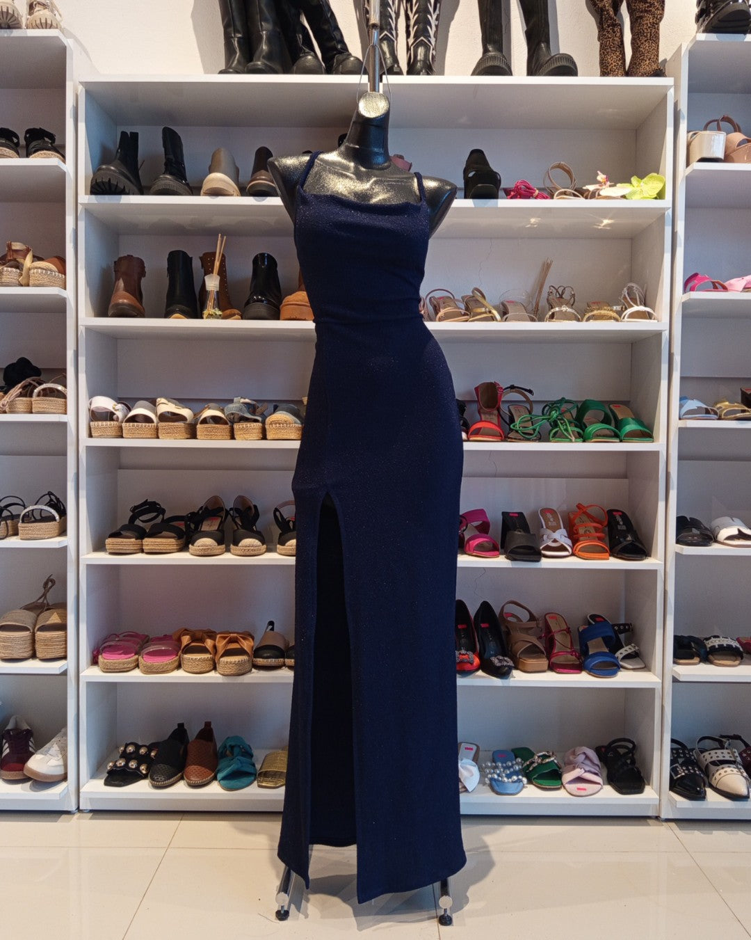 S0271 VESTIDO LARGO, AZUL MARINO, FALDA RECTA CON ABIERTA, DE TIRAS CRUZADAS EN LA ESPALDA