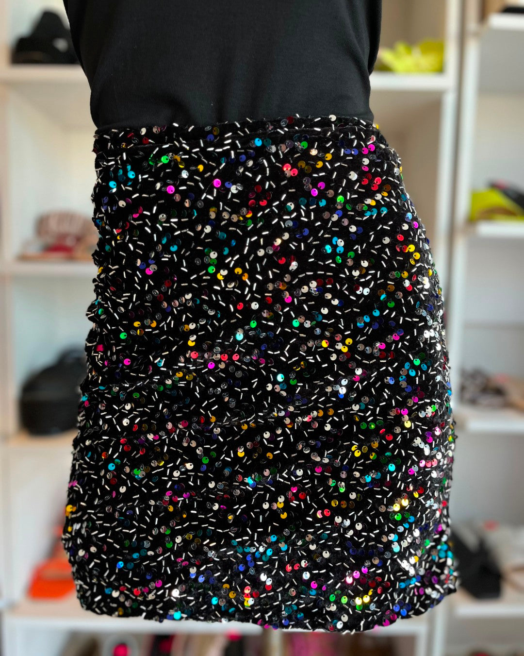 S0123 FALDA DE LENTEJUELAS DE COLORES SOBRE TERCIOPELO NEGRO CON STRETCH