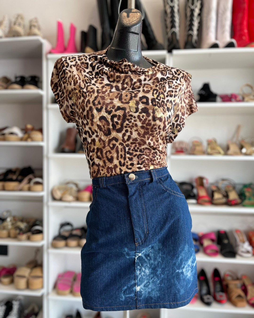 S0240 BLUSA ANIMAL PRINT, MAGA CORTA, CUELLO ALTO