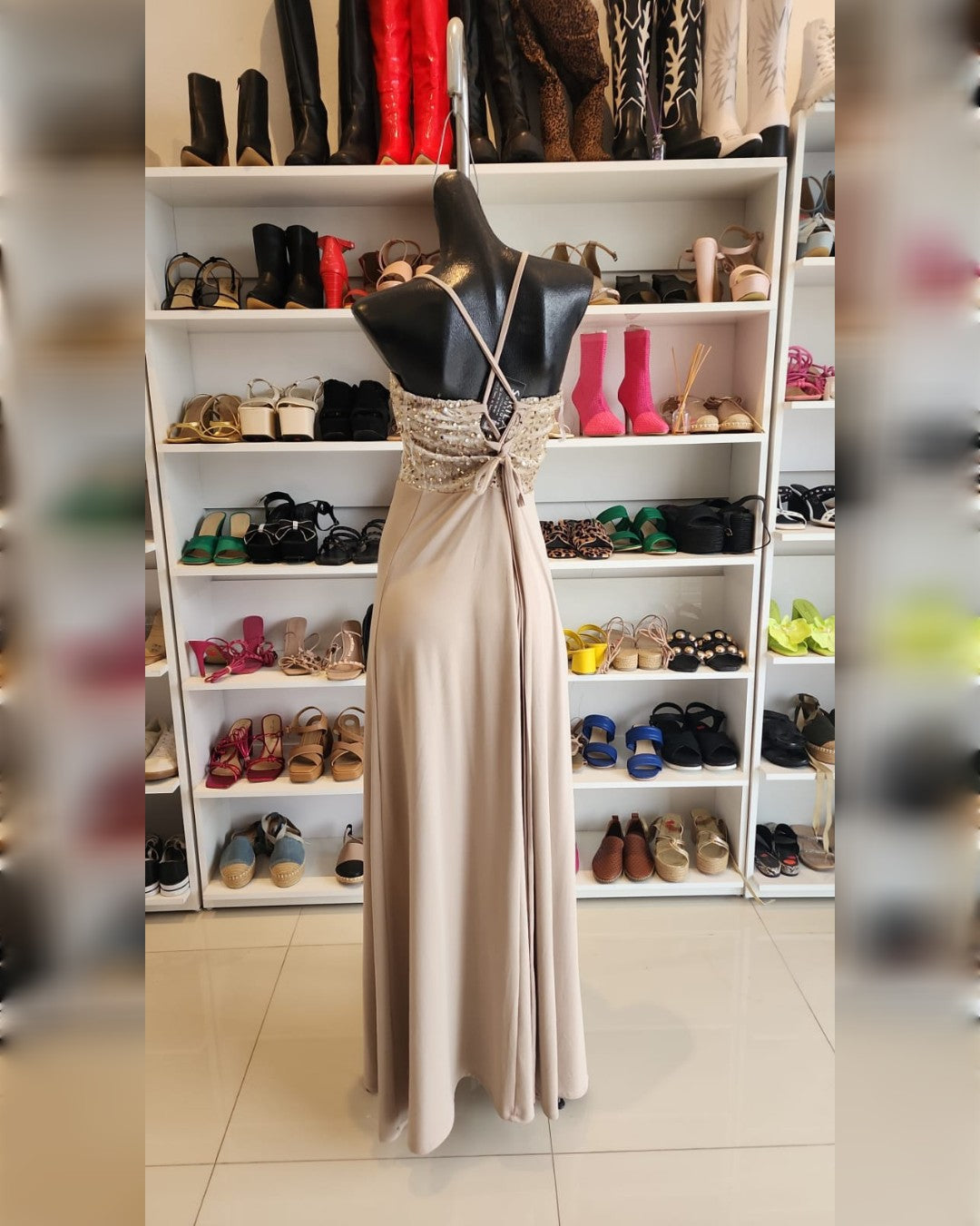 VESTIDO LARGO BEIGE (CHAMPAGNE) CON LENTEJUELAS EN EL PETO DE TITANTES CRUZADOS
