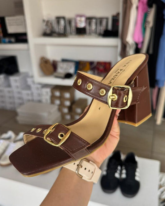 ZAP-2041 ZAPATILLAS CAFÉ CON HEBILLAS