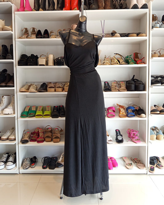 S0012 VESTIDO NEGRO LARGO, CON  CINTILLAS TIPO CORSET, MANGA CAÍDA Y FALDA LÍNEA A CON ABIERTA EN LA PIERNA
