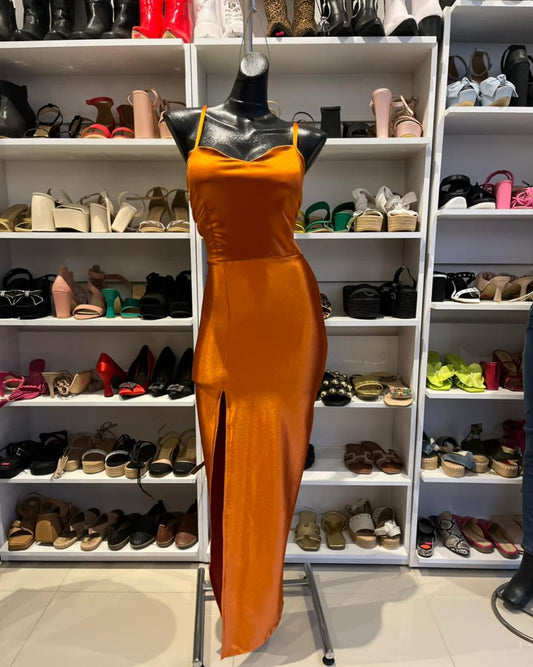 VESTIDO NARNAJA, CON TIRAS CRUZADAS EN LA ESPALDA TIPO CORSET Y ABIERTA EN LA PIERNA