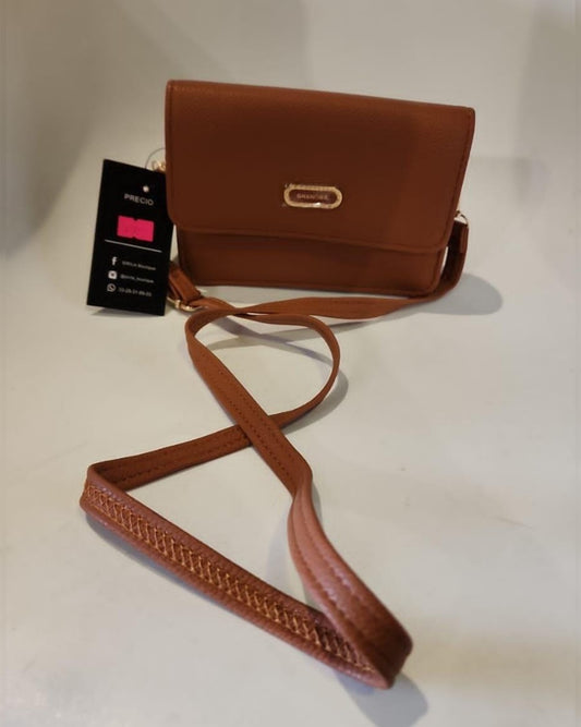 BOLSA CROSS BODY DE 17 CM DE ANCHO POR 13 CM DE ALTO COLOR CAFÉ