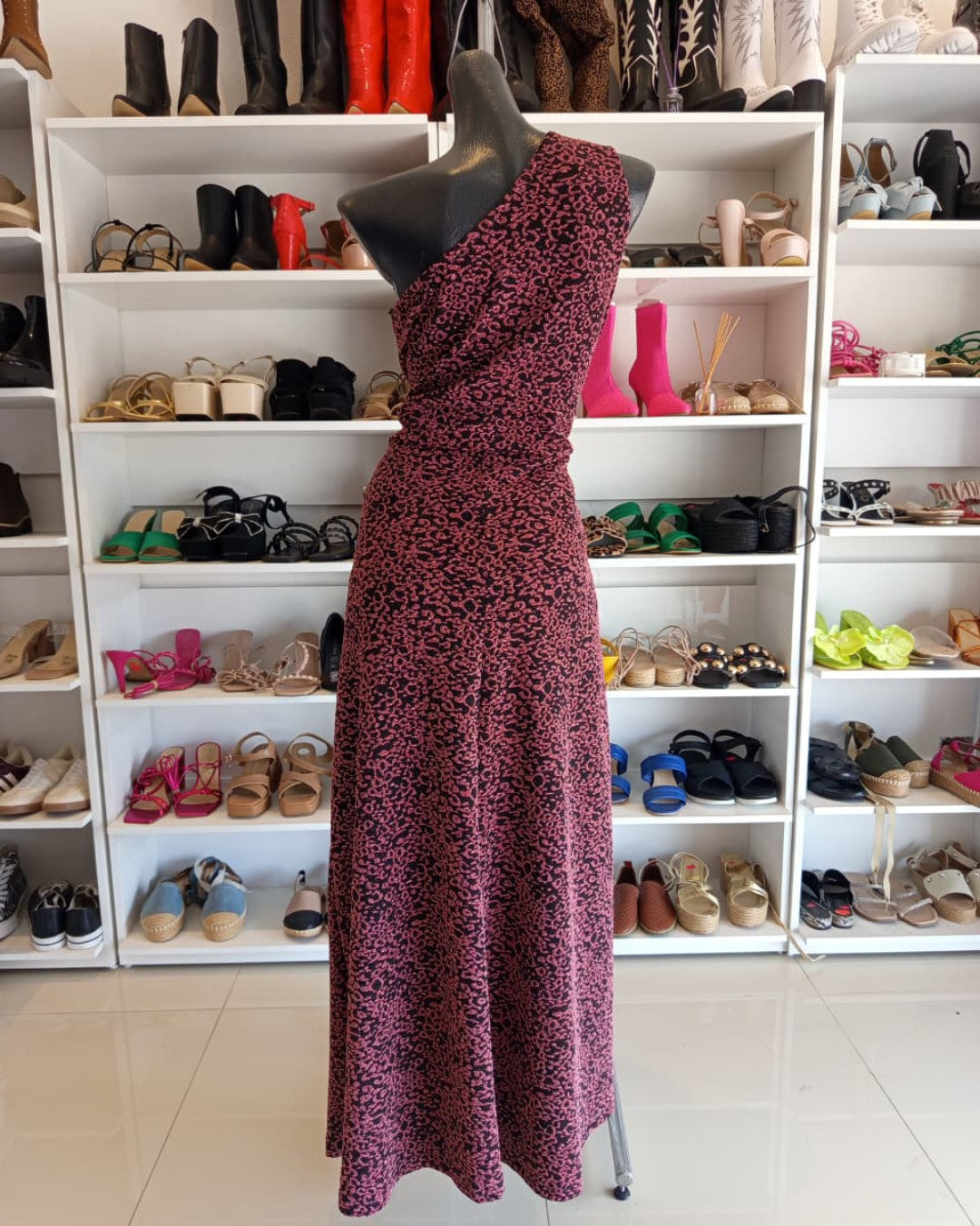 VESTIDO LARGO DE ANIMAL PRINT ROSA CON NEGRO, CON UN SOLO HOMBRO Y ABIERTA EN LA PIERNA